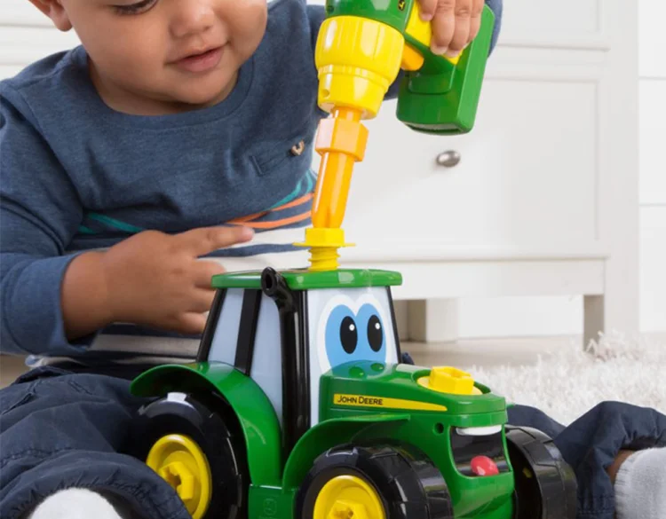 djete se igra sa john deere traktorom