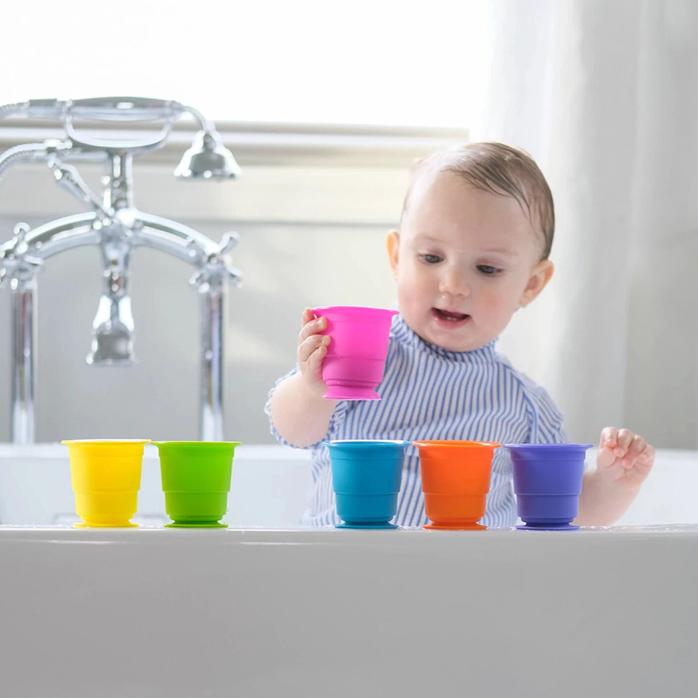 djete se igra sa gumenim čašama