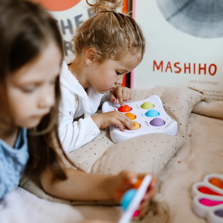 djete se igra sa motoričkim lopticama