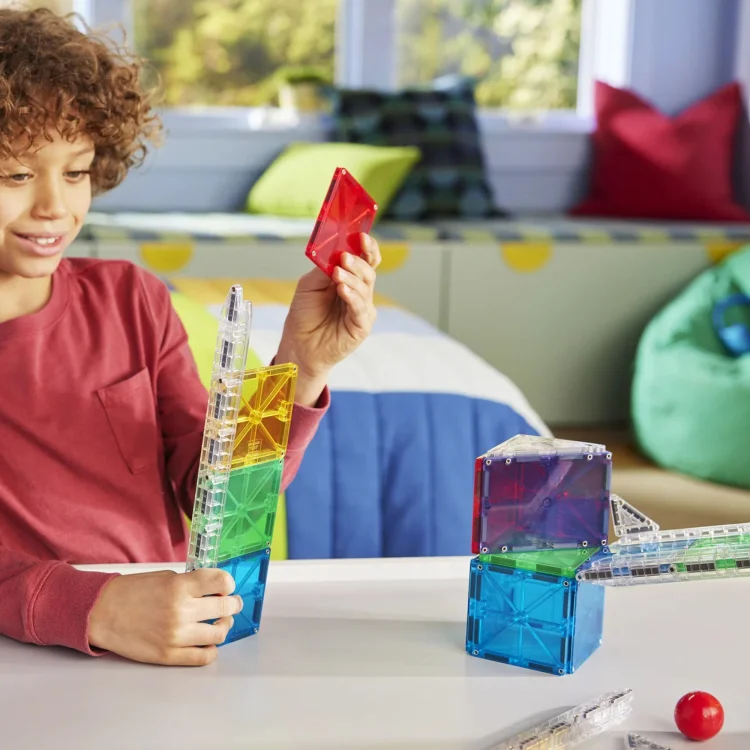 djete se igra sa magnetnim kockicama