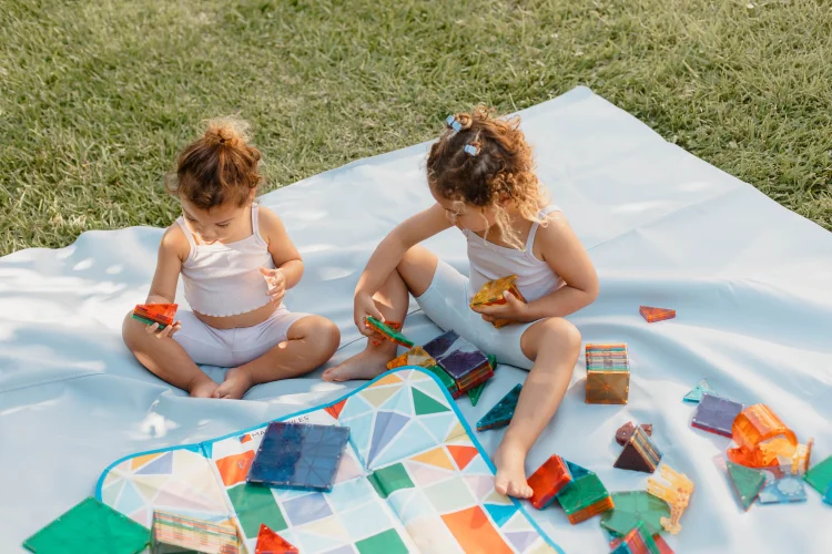 djeca se igraju sa kockicama