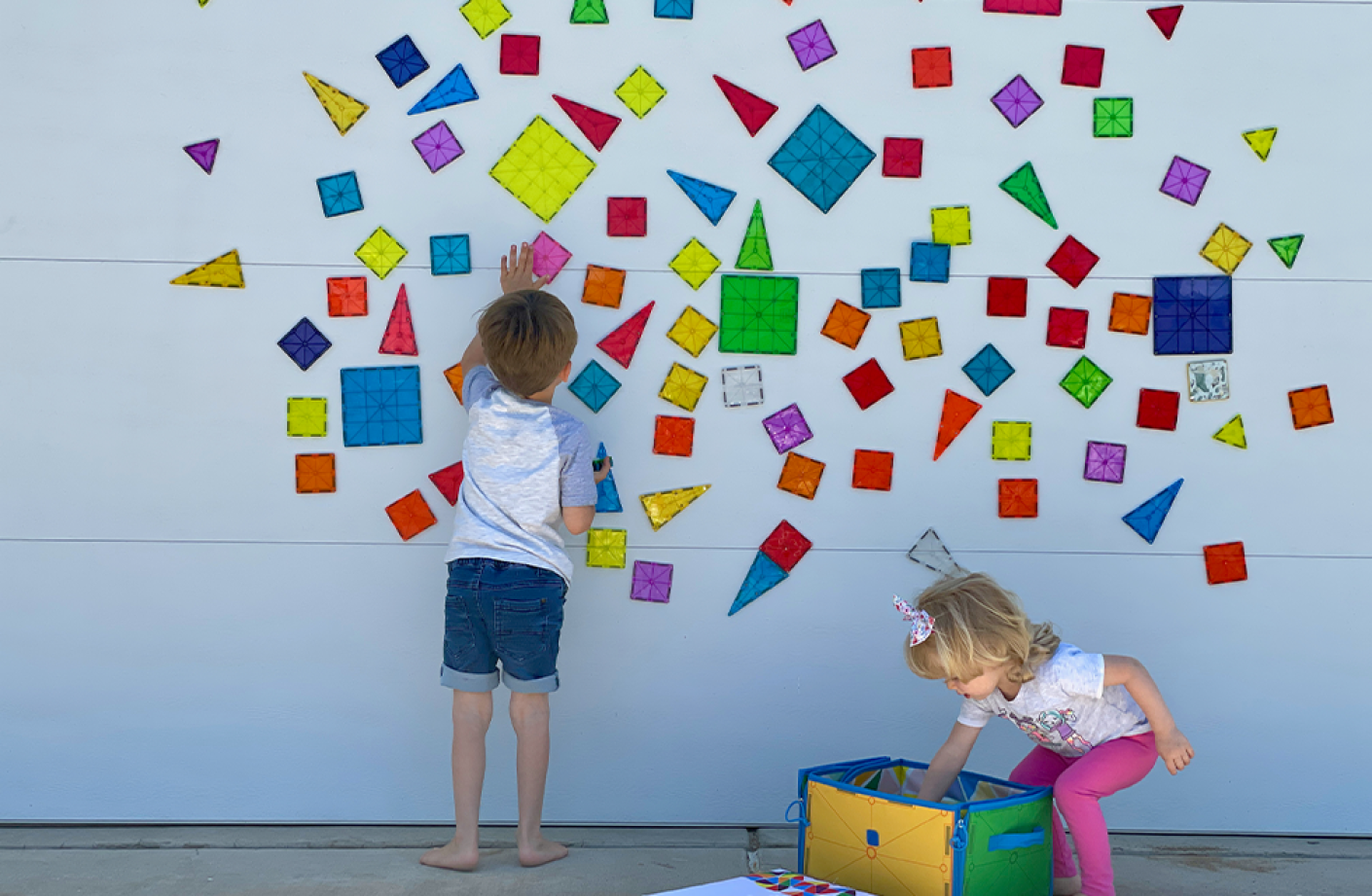 djeca se igraju puzzlama na zidu